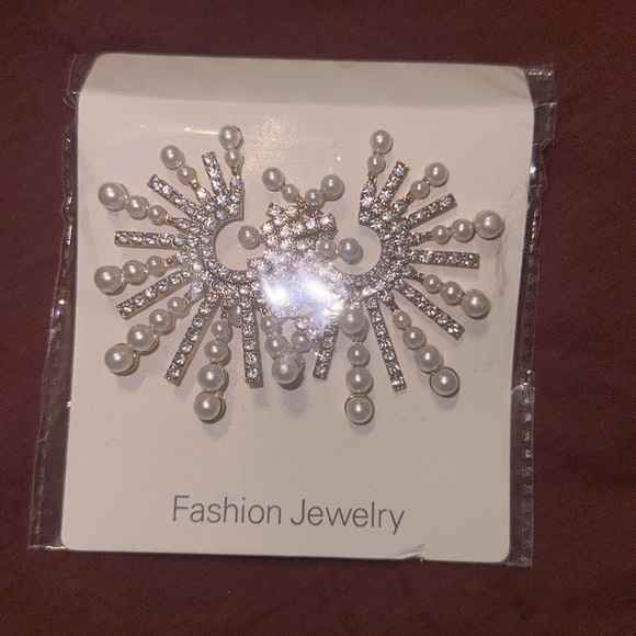 Pretty Earrings - Picture 2 of 4